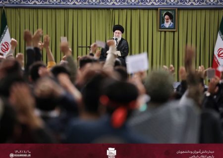 دیدار دانش‌آموزان و دانشجویان با ورود رهبر انقلاب به حسینیه امام خمینی. ۱۴۰۲/۸/۱۰